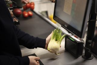 „Děláte ze mě zloděje!“ Paní Jana (65) popsala ponižující kontrolu nákupu - Médium.cz